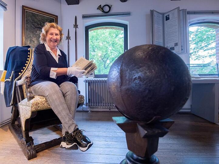 Museumsdirektorin Claudia Erler mit einem historischen Buch im Münchausen-Museum Bodenwerder.