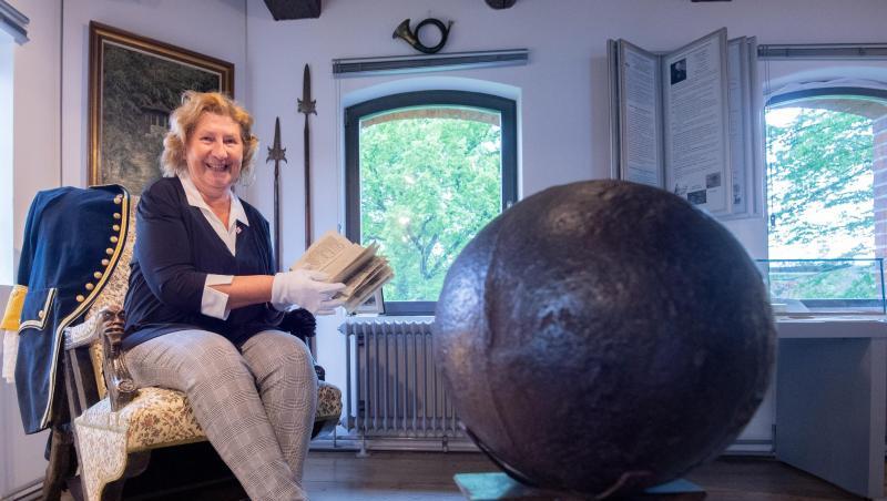 Museumsdirektorin Claudia Erler mit einem historischen Buch im Münchausen-Museum Bodenwerder. Museumsdirektorin Claudia Erler mit einem historischen Buch im Münchausen-Museum Bodenwerder.