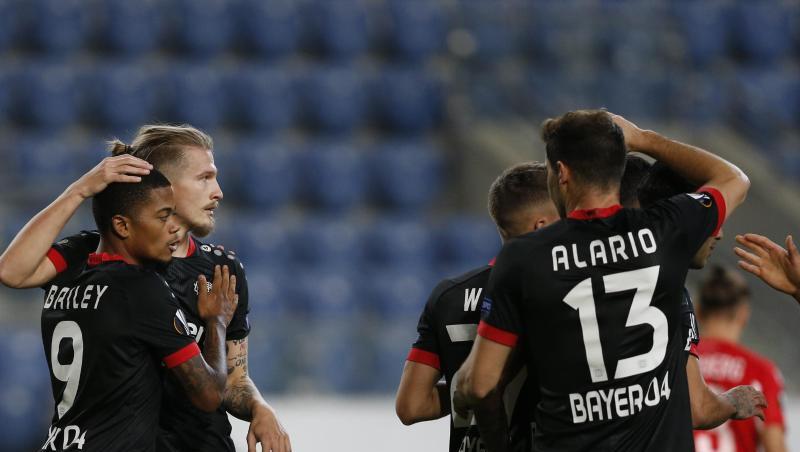 Die Spieler von Bayer Leverkusen feiern einen Treffer gegen das Team von Hapoel Be'er Sheva.