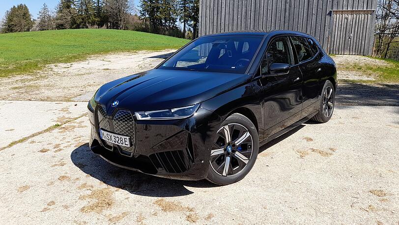 Starker Auftritt: Der 2,6 Tonnen schwere BMW iX setzt auch designtechnisch ein Statement. Starker Auftritt: Der 2,6 Tonnen schwere BMW iX setzt auch designtechnisch ein Statement.