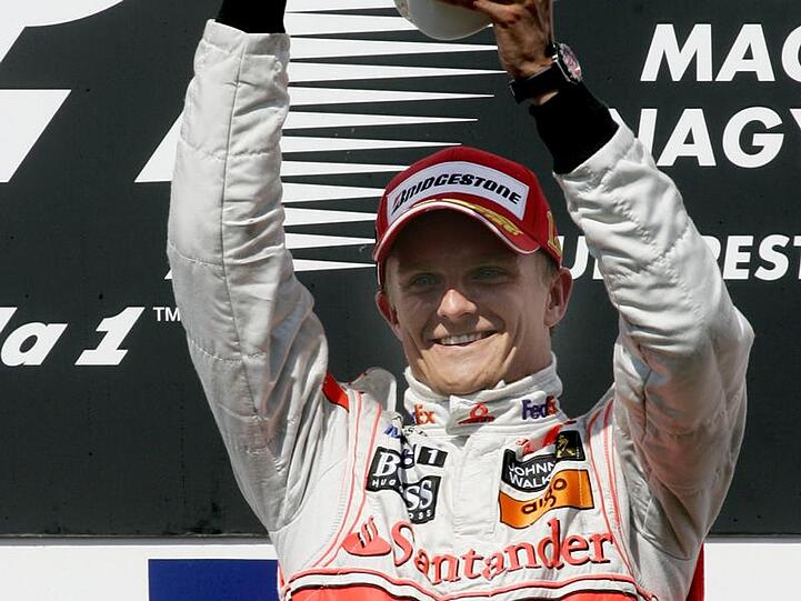 Heikki Kovalainen jubelt über seinen Sieg in Ungarn.