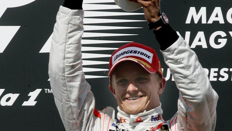 Heikki Kovalainen jubelt über seinen Sieg in Ungarn.