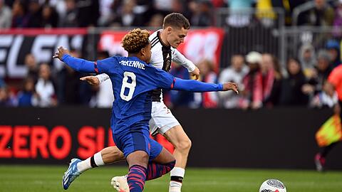 Deutschlands Florian Wirtz (r) im Zweikampf mit dem US-Amerikaner Weston McKennie.