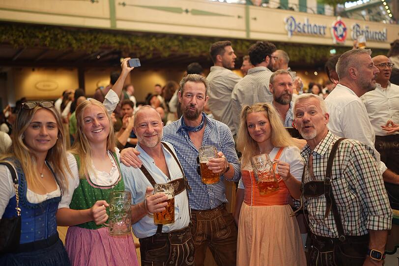 Ines (links) und ihre Freunde lieben die tolle Stimmung beim Gay Sunday. Ines (links) und ihre Freunde lieben die tolle Stimmung beim Gay Sunday.
