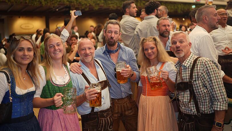 Ines (links) und ihre Freunde lieben die tolle Stimmung beim Gay Sunday.