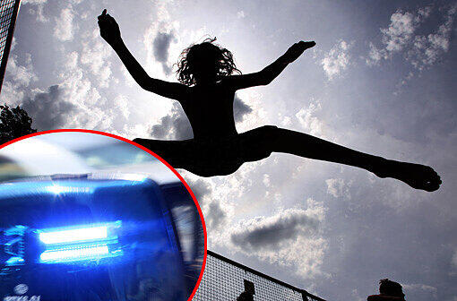 Mit einem Sprung auf ein Trampolin konnten sich zwei Mädchen vor den Flammen retten (Symbolbild)