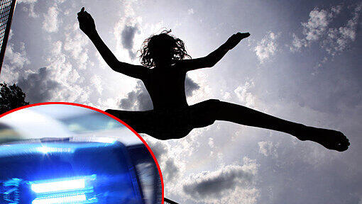 Mit einem Sprung auf ein Trampolin konnten sich zwei Mädchen vor den Flammen retten (Symbolbild) Mit einem Sprung auf ein Trampolin konnten sich zwei Mädchen vor den Flammen retten (Symbolbild)