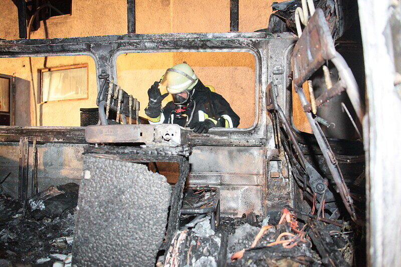 Völlig ausgebrannt: In Tötenberg bei Aschau stand ein Klein-Lkw in Flammen. Als die Feuerwehren beim Fahrzeug eintrafen, stand es bereits voll in Brand. Die Ursache des Feuers war zum Montagmorgen noch unbekannt.