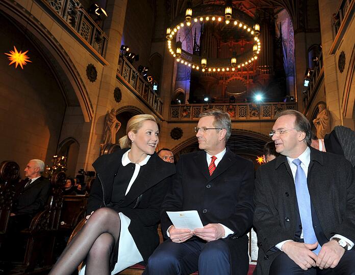Ungeachtet des Drucks nahm Wulff am Wochenende weiter Termine
wahr.