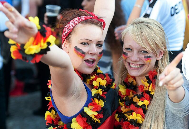 Partylaune im ganzen Land! Die deutsche Elf steht im EM-Halbfinale! Hier gibts die Bilder vom Public Viewing!