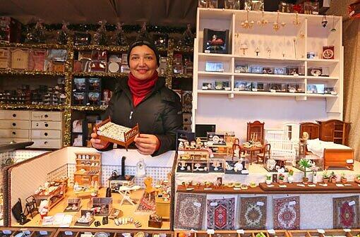 Rita Titus am Stand für Miniaturmöbel.