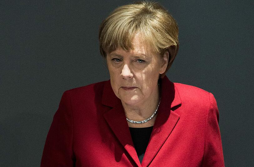 Angela Merkel verlangt von Athen, seine Zusagen einzuhalten und den Haushalt zu sanieren, um irgendwann ohne fremdes Geld auszukommen.
