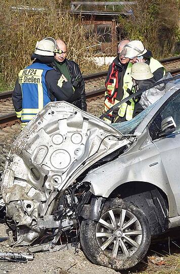 Der Regionalzug rammte den Wagen, als dieser gerade die Gleise überquerte. Beide Insassen starben noch am Unfallort.