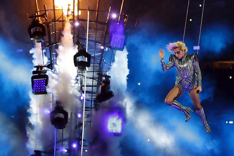 Funken, Feuer, Megahits: Die BIlder von Lady Gagas Halbzeit-Show.