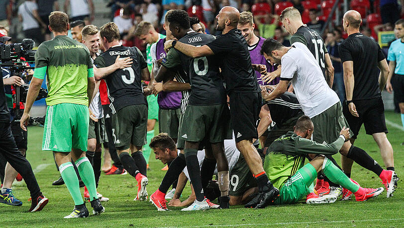 Die deutschen U21-Spieler wollen im Endspiel gegen Spanien genauso jubeln wie im Halbfinale gegen England. Die deutschen U21-Spieler wollen im Endspiel gegen Spanien genauso jubeln wie im Halbfinale gegen England.