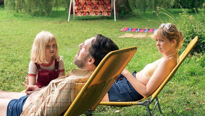 Bernd (Thomas Loibl) und seine Frau Eva (Laura Tonke) genießen die Zeit mit ihrer Tochter Jana (Emilia Pieske).