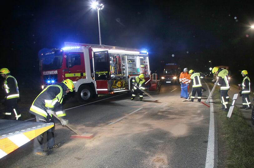 Auf der Staatsstraße 2353 im Landkreis Mühldorf sind ein Ford und ein Skoda beinahe frontal zusammengeprallt.