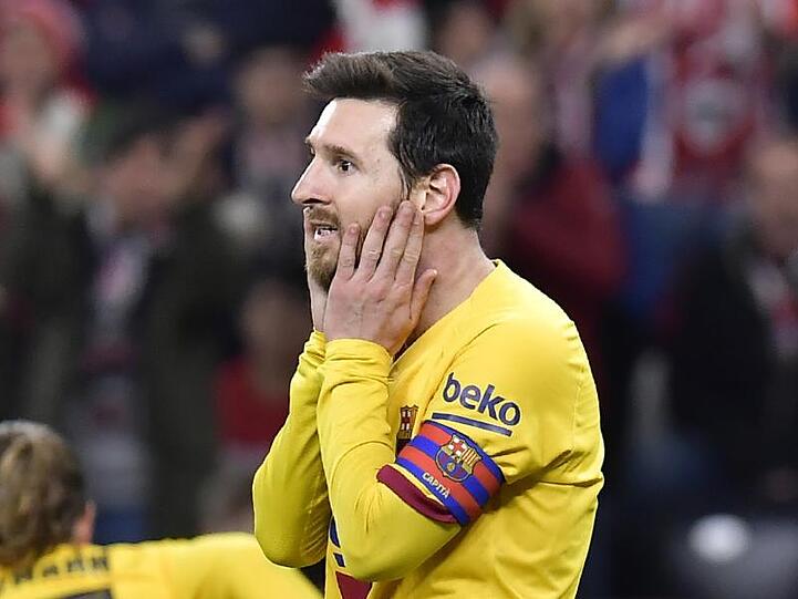 Barca-Kapitän Lionel Messi reagiert ungläubig auf den Spielverlauf.