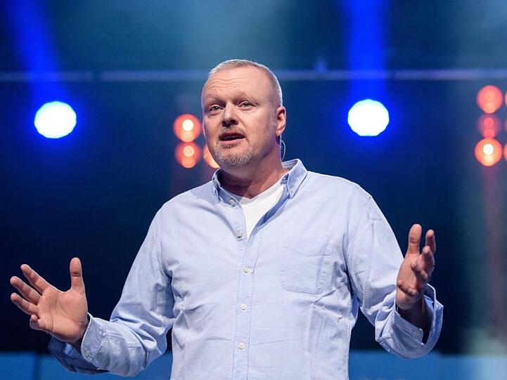 Der Mann im Hintergrund: Stefan Raab.