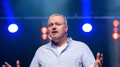 Der Mann im Hintergrund: Stefan Raab.