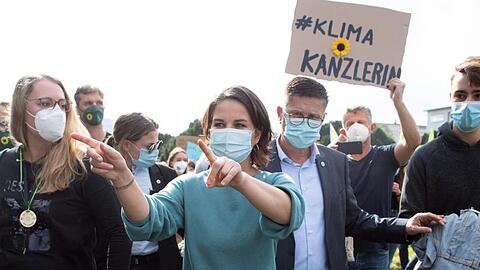Annalena Baerbock (M), Parteivorsitzende und Kanzlerkandidatin von Bündnis 90/Die Grünen, schaut bei der Demonstration von "Fridays for Future" in Köln vorbei.