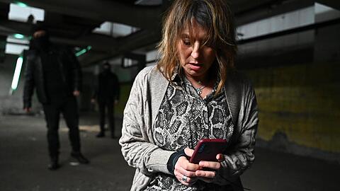 "Alles was zählt": Daniela versucht vergeblich, bei Henning einen Hilferuf abzusetzen.