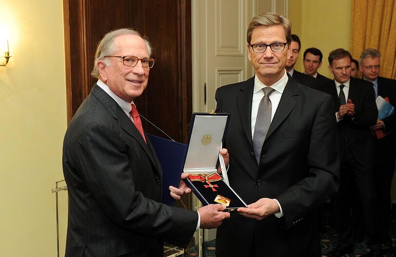 Westerwelle überreicht dem früheren US-amerikanischen Senator Sam Nunn das Bundesverdienstkreuz.