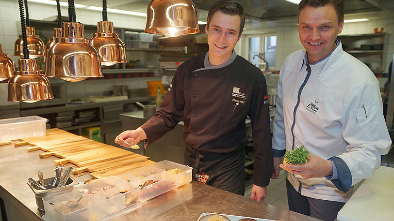 Tino Nawrocki (links) und Michael Sabota bereiten in ihrer Küche die Vorspeise "Tomate mal anders" zu.