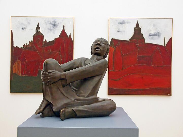 Ernst Barlachs "Der Singende" vor Stadtansichten des Malers Alexander Dettmar.