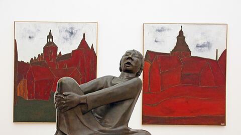 Ernst Barlachs "Der Singende" vor Stadtansichten des Malers Alexander Dettmar.