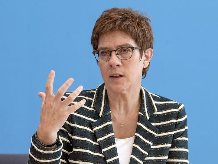 Annegret Kramp-Karrenbauer (CDU), CDU-Chefin, beantwortet Fragen. Foto: Jörg Carstensen