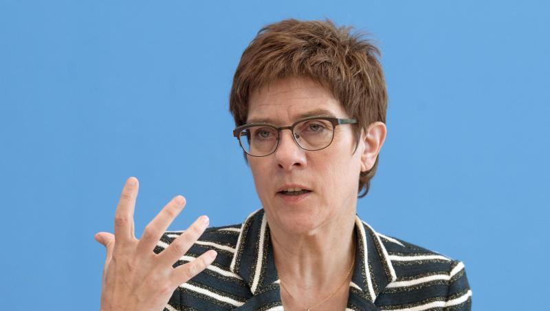 Annegret Kramp-Karrenbauer (CDU), CDU-Chefin, beantwortet Fragen. Foto: Jörg Carstensen
