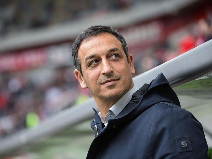 Rachid Azzouzi, Geschäftsführer des SpVgg Greuther Fürth, steht am Spielfeldrand. Foto: picture alliance / dpa / Archivbild