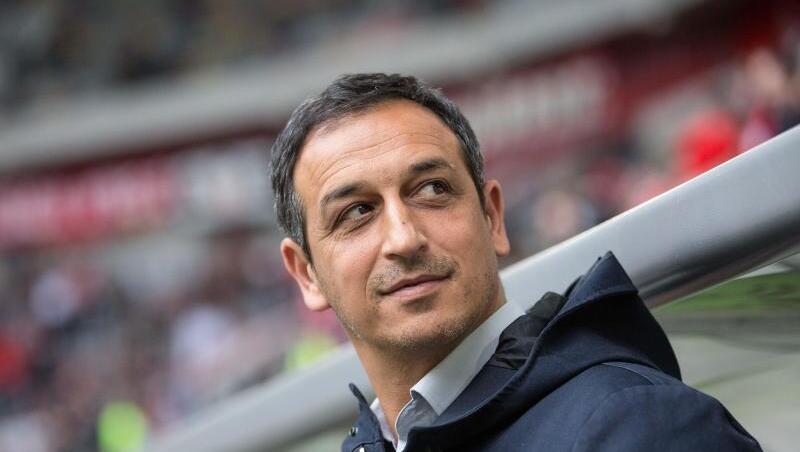 Rachid Azzouzi, Geschäftsführer des SpVgg Greuther Fürth, steht am Spielfeldrand. Foto: picture alliance / dpa / Archivbild Rachid Azzouzi, Geschäftsführer des SpVgg Greuther Fürth, steht am Spielfeldrand. Foto: picture alliance / dpa / Archivbild