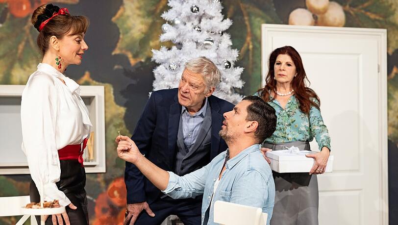 Viola Wedekind (links), Rüdiger Joswig und Armin Riahi (vorne) sowie Claudia Wenzel in Lo Malinkes Komödie. Viola Wedekind (links), Rüdiger Joswig und Armin Riahi (vorne) sowie Claudia Wenzel in Lo Malinkes Komödie.