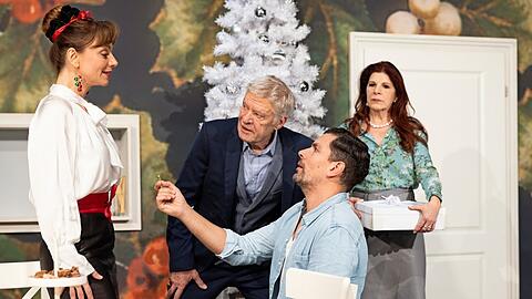 Viola Wedekind (links), Rüdiger Joswig und Armin Riahi (vorne) sowie Claudia Wenzel in Lo Malinkes Komödie.