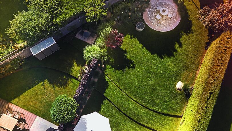 Cortenstahlbänder ziehen sich schwungvoll durch den gesamten Gartenraum. Cortenstahlbänder ziehen sich schwungvoll durch den gesamten Gartenraum.