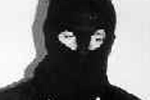 Ein Masken-Mann wie dieser schreckte die Amberger auf.