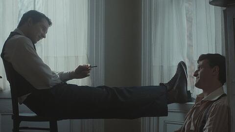 Lionel (Paul Mescal, re.) und Kommilitone David (Josh O'Connor) kommen sich durch ihre gemeinsame Musikleidenschaft n&auml;her.