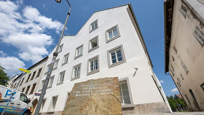 Der Umbau zur Polizeistation soll Hitlers Geburtshaus in Österreich für Neonazis unattraktiv machen. Der Umbau zur Polizeistation soll Hitlers Geburtshaus in Österreich für Neonazis unattraktiv machen.