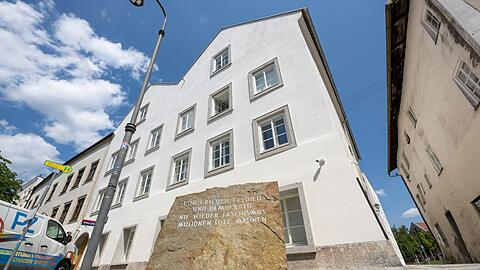 Der Umbau zur Polizeistation soll Hitlers Geburtshaus in &Ouml;sterreich f&uuml;r Neonazis unattraktiv machen.