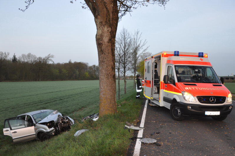 Bei Altötting ist ein Pkw-Fahrer von der Fahrbahn abgekommen und gegen einen Baum geprallt. Der Mann starb noch an der Unfallstelle. Die Bilder vom Horror-Unfall