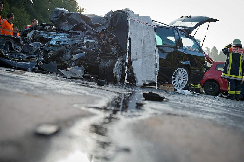 Schrecklicher Geisterfahrer-Unfall: Nun ist auch der Beifahrer des Unfallgegners gestorben. Er ist das fünfte Opfer.