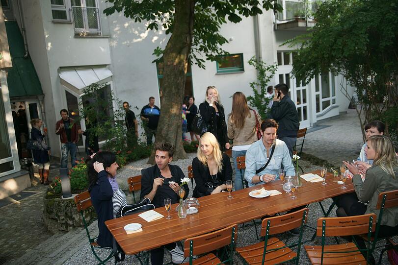 Ruhiges Fleckerl mitten in Schwabing: Hinter dem Haus, im Innenhof, hat das Restaurant einen Biergarten.
