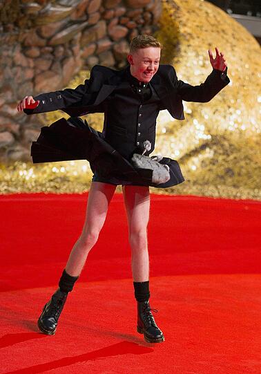 Der schottische Schauspieler John Bell im luftigen Kilt