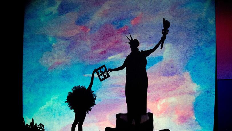 Nur mit ihren Körpern stellen die Tänzer von Pilobolus die Freiheitsstatue nach Nur mit ihren Körpern stellen die Tänzer von Pilobolus die Freiheitsstatue nach