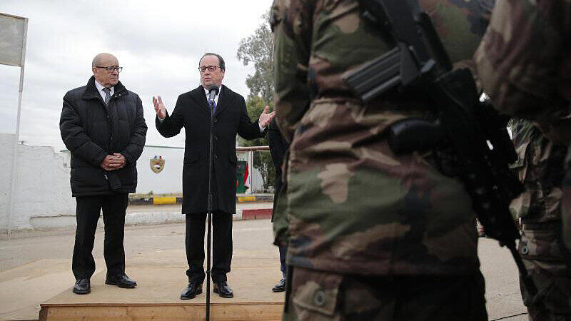 Der französische Präsident Francois Hollande (M) spricht an der Anti-Terror Akademie am Flughafen in Bagdad (Irak), vor französischen Soldaten.