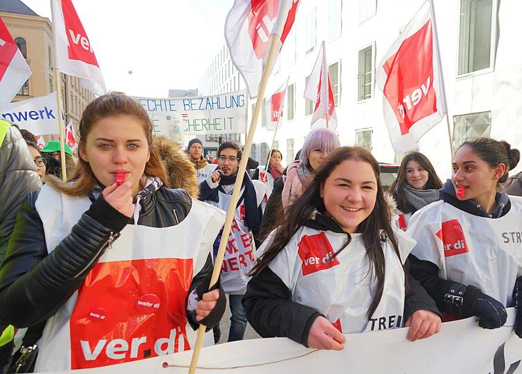 Bilder vom Dienstag: Beschäftigte des öffentlichen Dienstes streiken in München.