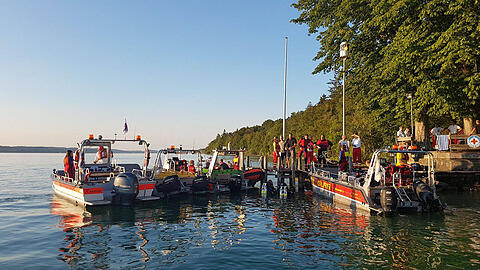 Ein Foto von Freitag: Einsatzkräfte der Wasserwacht am Starnberger See.