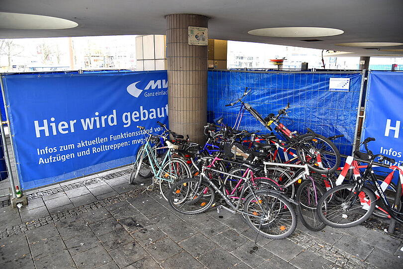 Alternativ kann man sein Fahrrad einfach auf diesen Haufen werfen.